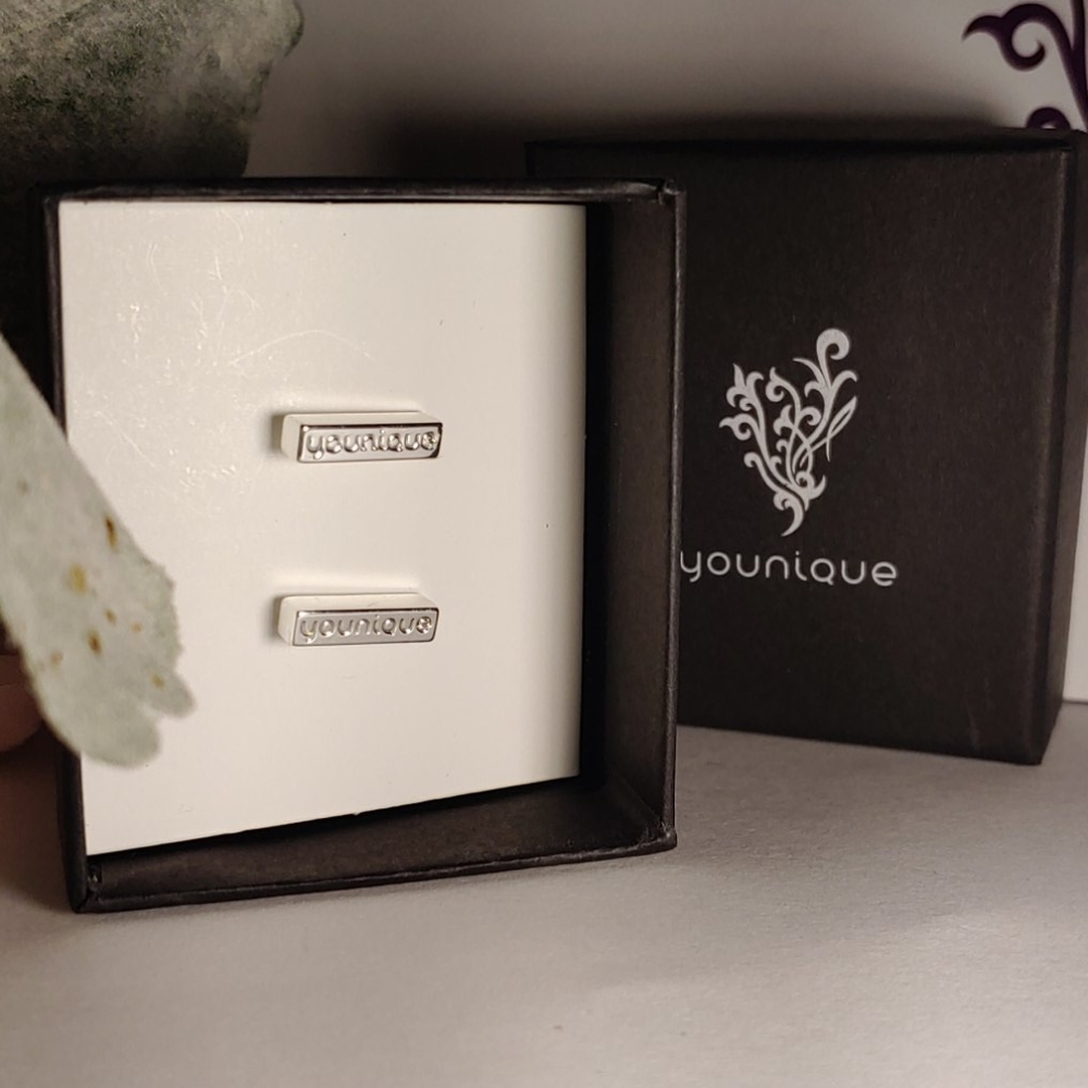 Younique .925 Silver Bar Stud